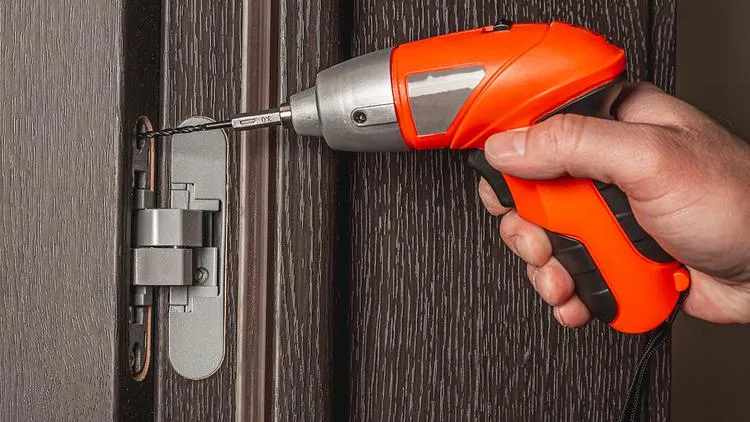 Compact screwdriver fastening a hinge