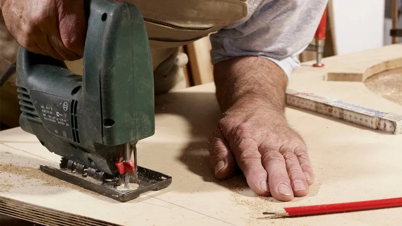 Jigsaw cutting a curved line in plywood