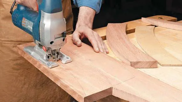Jigsaw following a curved line in wood
