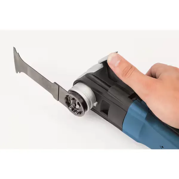 Scraper blade mounted on an oscillating multi-tool